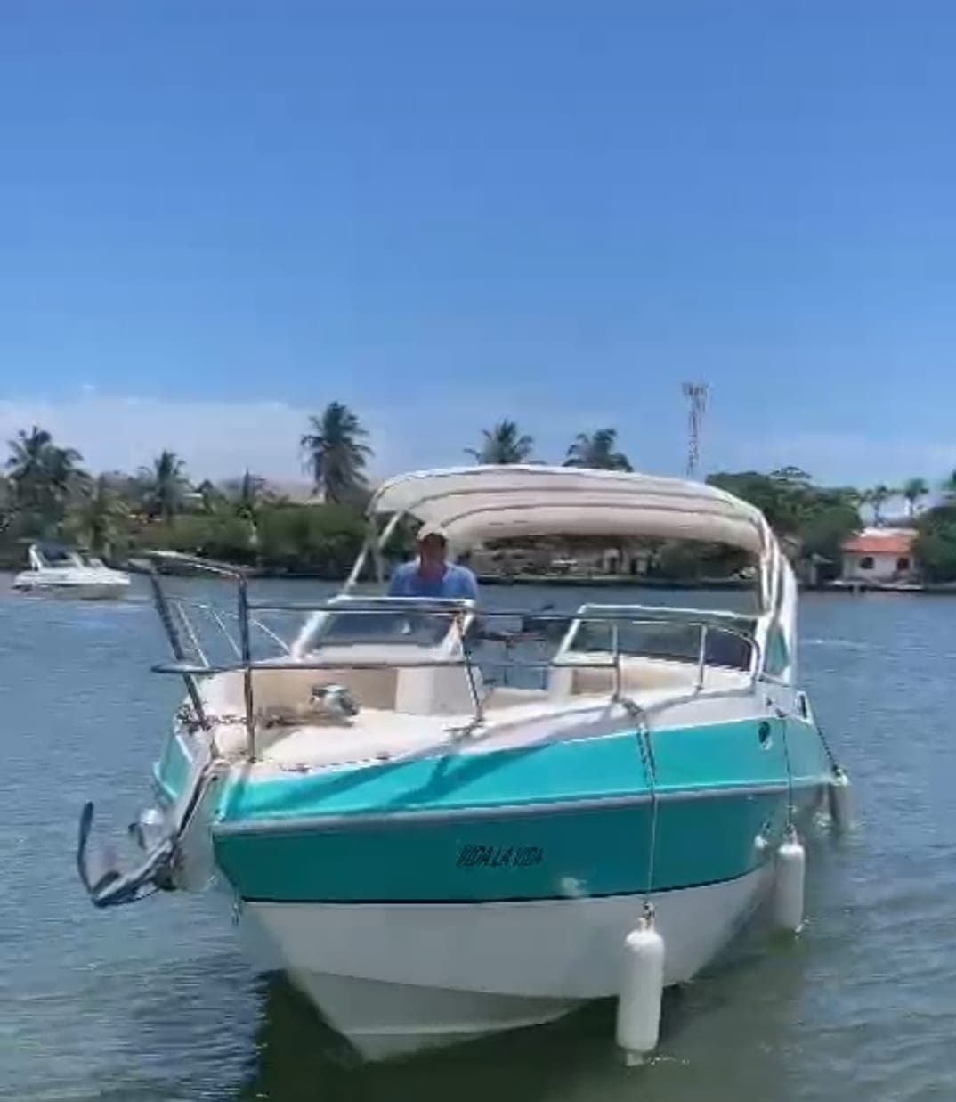 Vida la Vida vista de proa, no canal de Cabo Frio
