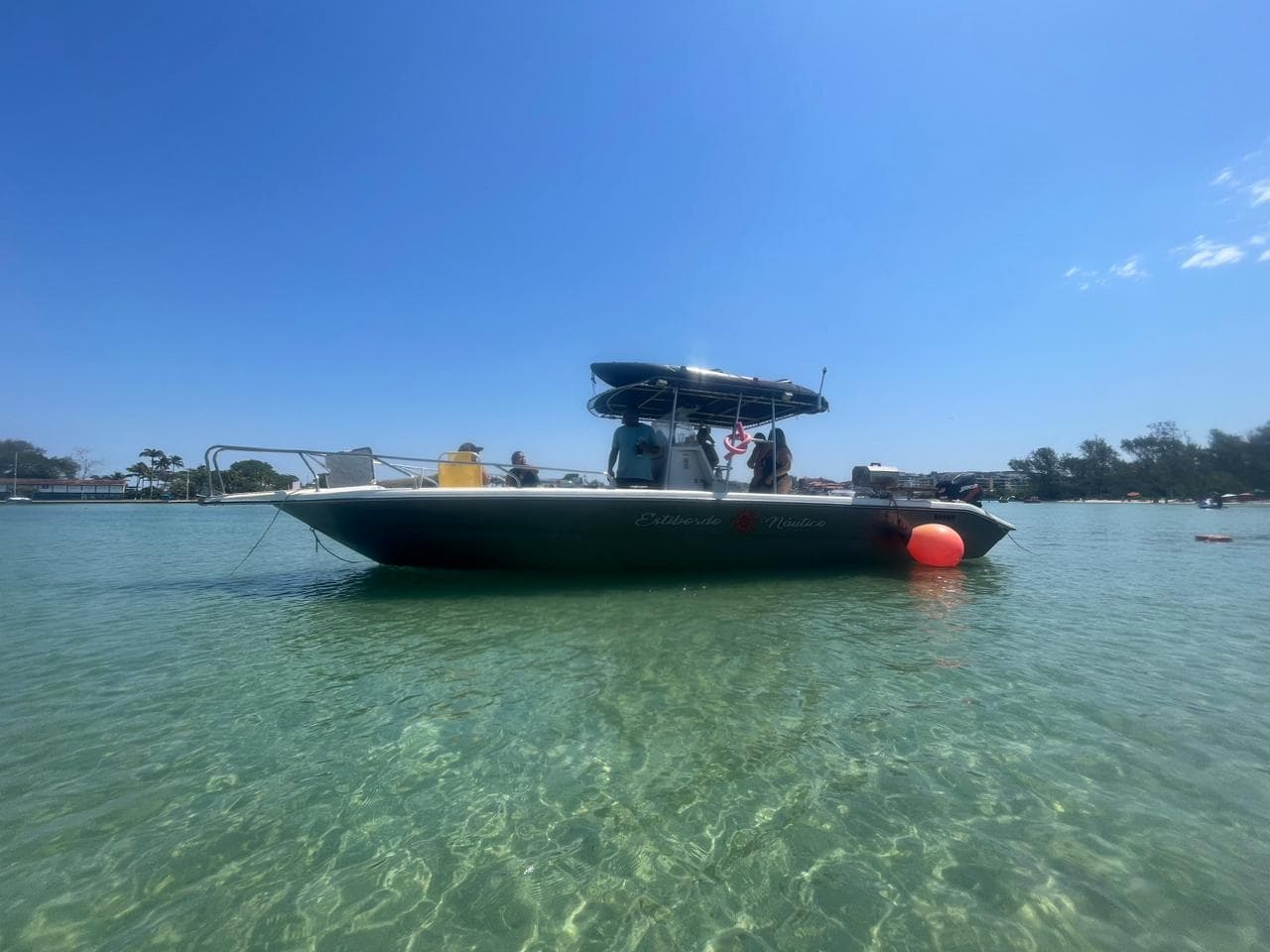 Matreira II fundeada em água transparente, em Cabo Frio